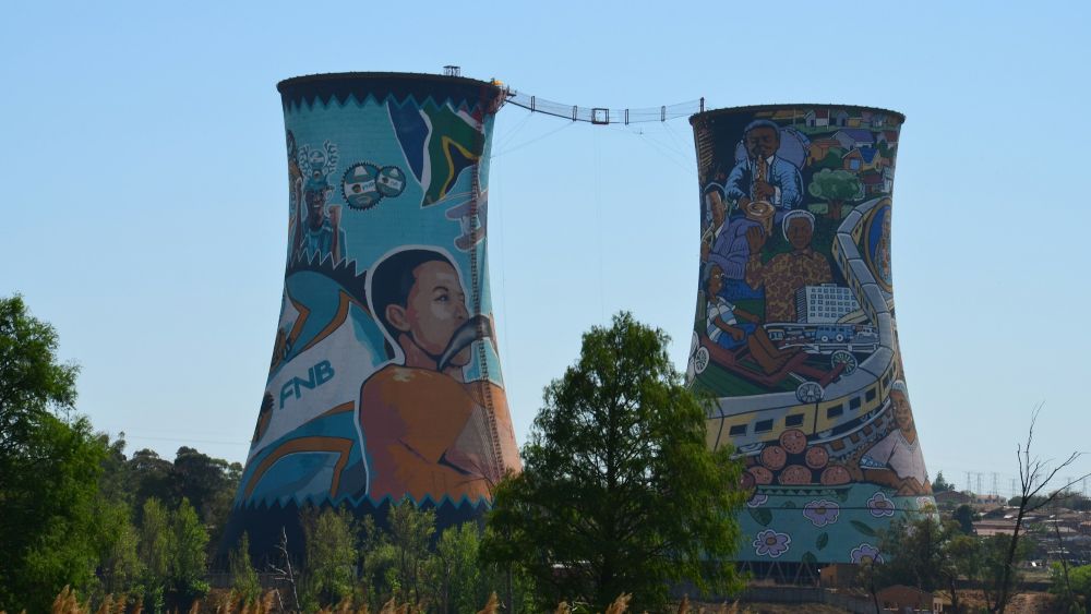 Käytöstä poistettuja jäähdytystorneja Sowetossa, Johannesburgissa. Jäähdytystornit ovat näkyvä osa Etelä Afrikan vanhaa energiainfrastruktuuria, jonka uudistamiseen monet maan syväteknologiset ratkaisut – erityisesti energiatehokkuuden, lämmönhallinnan ja verkkojen modernisoinnin alueilla – pyrkivät vastaamaan. Kuva: Michael Schofield / Unsplash