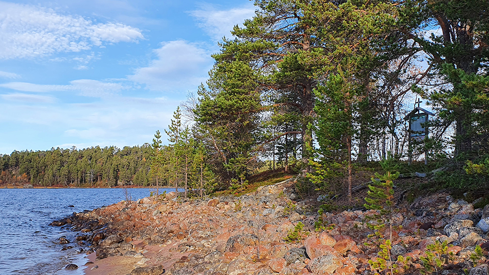 Kuvassa Inarin Vanhahautuumaasaari.