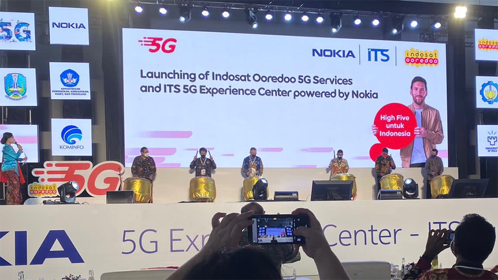 Nokian ja Indosat Oredoon 5G Experience Center avattiin kirjaimellisesti rummutuksella. Mukana mm. paikallinen luovan talouden ministeri Sandiaga Uno ja Suomen Indonesian suurlähettiläs Jari Sinkari. Kuva: Business Finland Indonesia