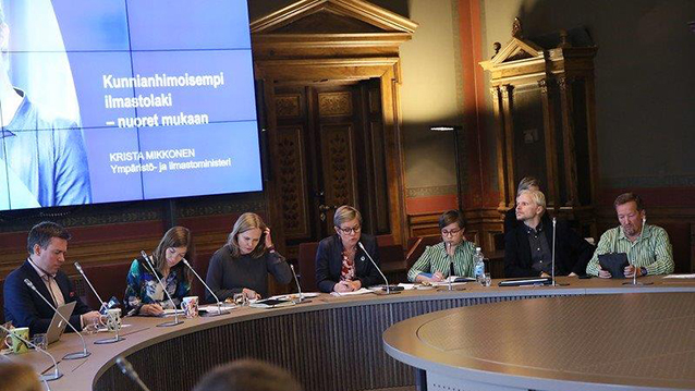 Ilmastokeskustelun osallistujia.