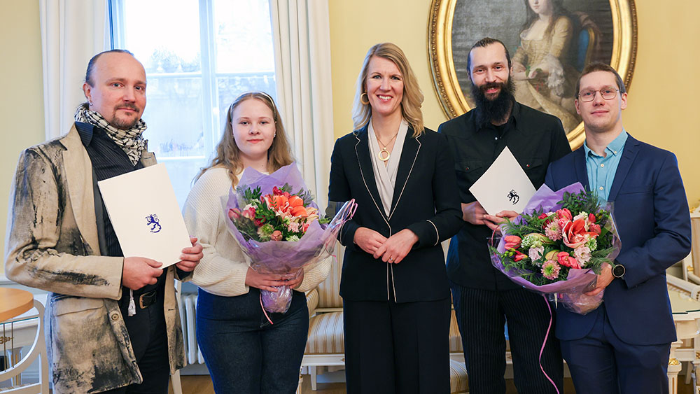 Minister Sari Multala tillsammans med de prisbelönta