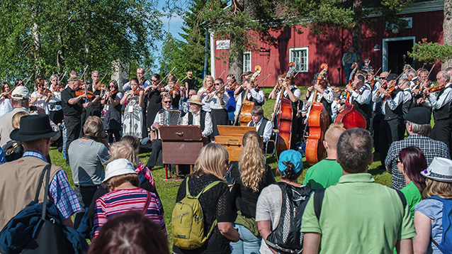 Publiken i Kaustby folkmusikfestivalen.