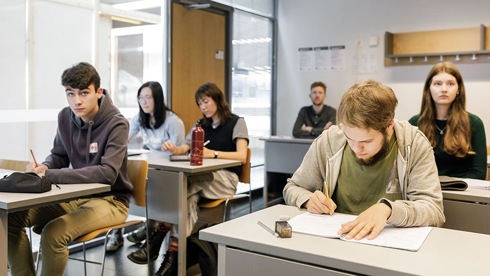 Kuvituskuva artikkeliin: Hallitus esittää yhden opiskeluoikeuden sääntöä korkeakouluihin