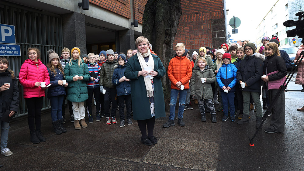 Ministeri Annika Saarikko Helsingin Snellmanin koulussa koululaisten kanssa.