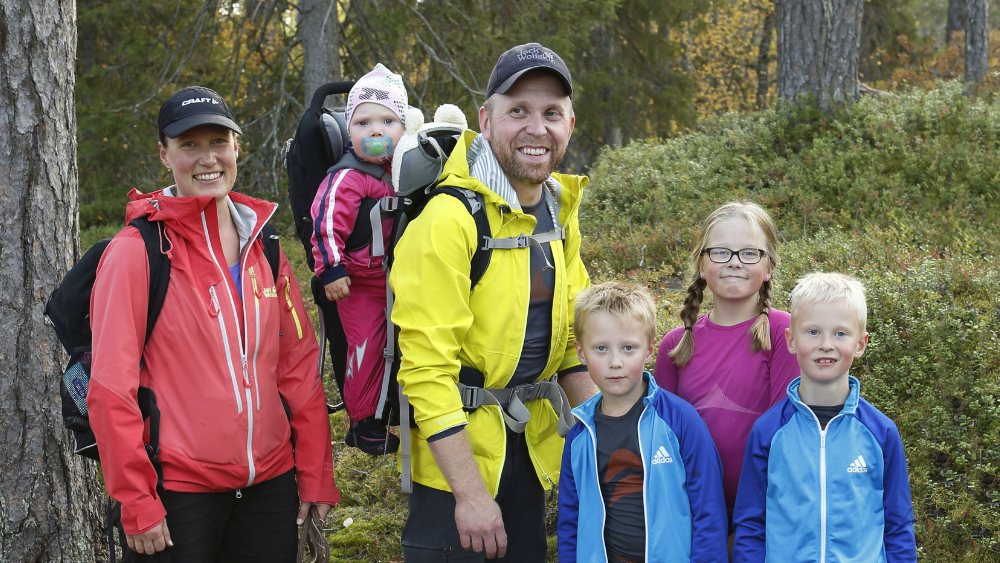 Familjen är ute i naturen.