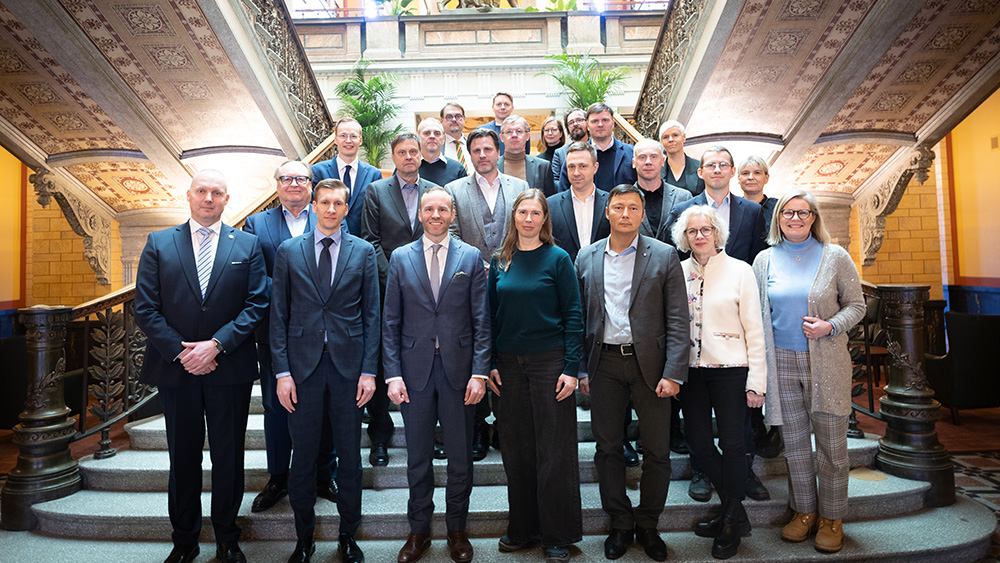 Ministeri Poutala ja Viron delegaatio Säätytalon portaissa