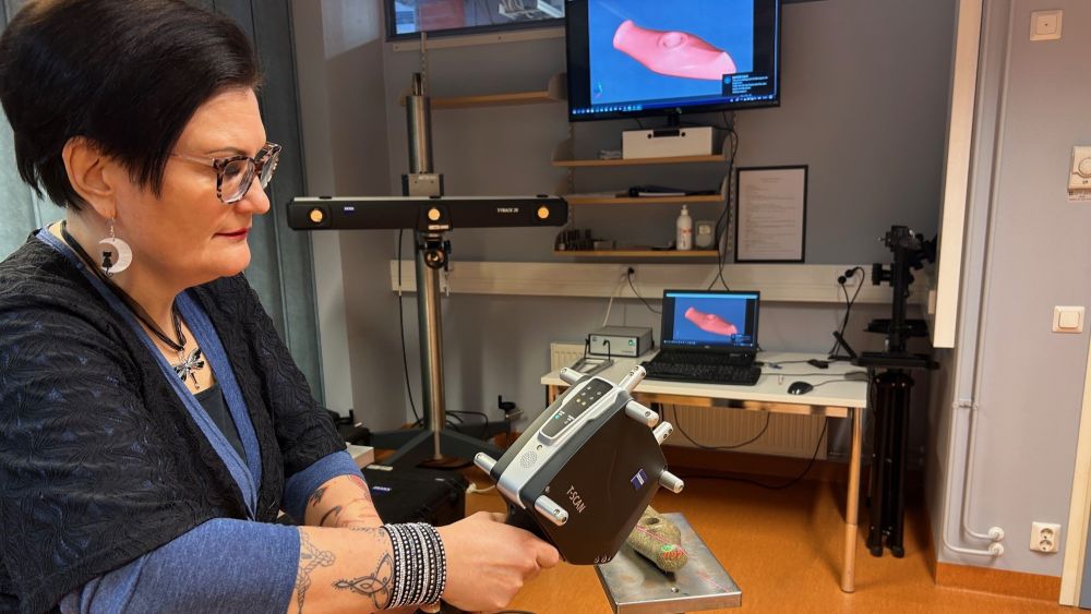 Specialforskare Heidi Piili från institutionen för maskin- och materialteknik vid Åbo universitet 3D-digitaliserar en båtyxa. Bild av Henry Ward-Raatikainen.