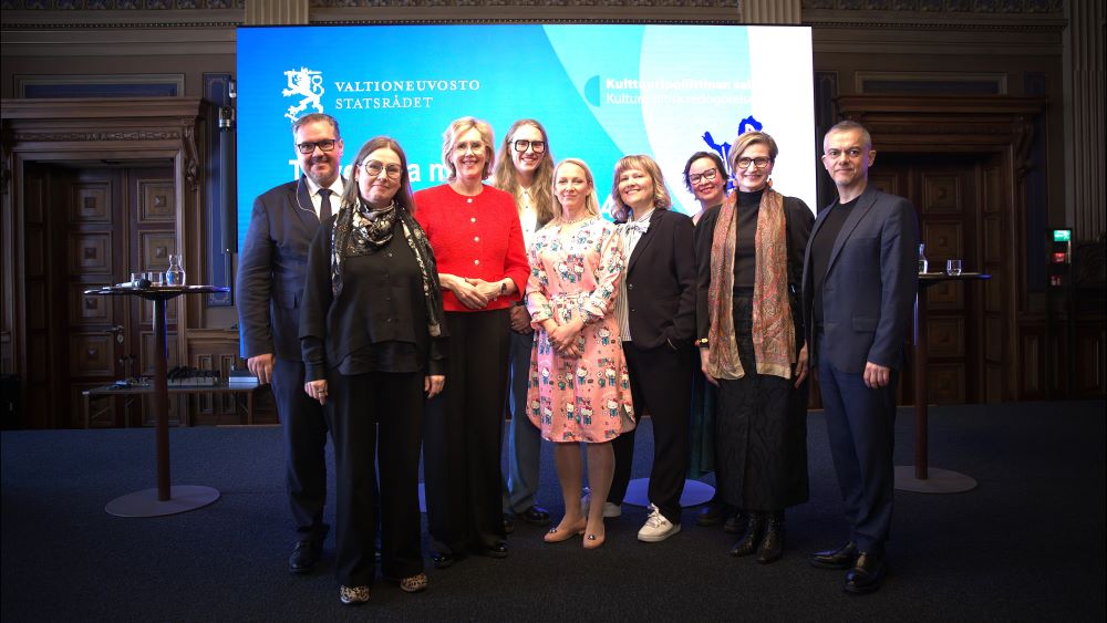 Kuvassa kansliapäällikkö Heidi Backman, kulttuuri- ja taidepolitiikan osaston ylijohtaja Juha Rintamäki opetus- ja kulttuuriministeriöstä,.sivistysvaliokunnan puheenjohtaja Tuula Haatainen, varatoimitusjohtaja Susanna Huovinen Kuntaliitto, taiteen ylioppilas Kide Rinne Aalto-yliopisto, toimitusjohtaja Liisa Suvikumpu Säätiöt ja rahastot ry., taiteellinen johtaja Javier Torres Suomen kansallisbaletti ja vastaava päätoimittaja Johanna Törn-Mangs Yleisradio.