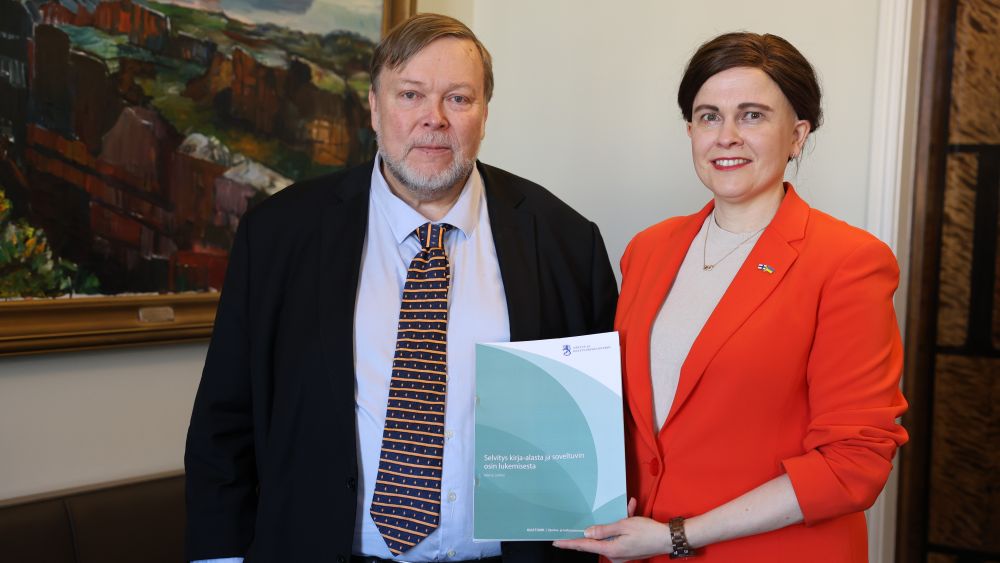 Utredningsperson Markus Leikola och minister Mari-Leena Talvitie.