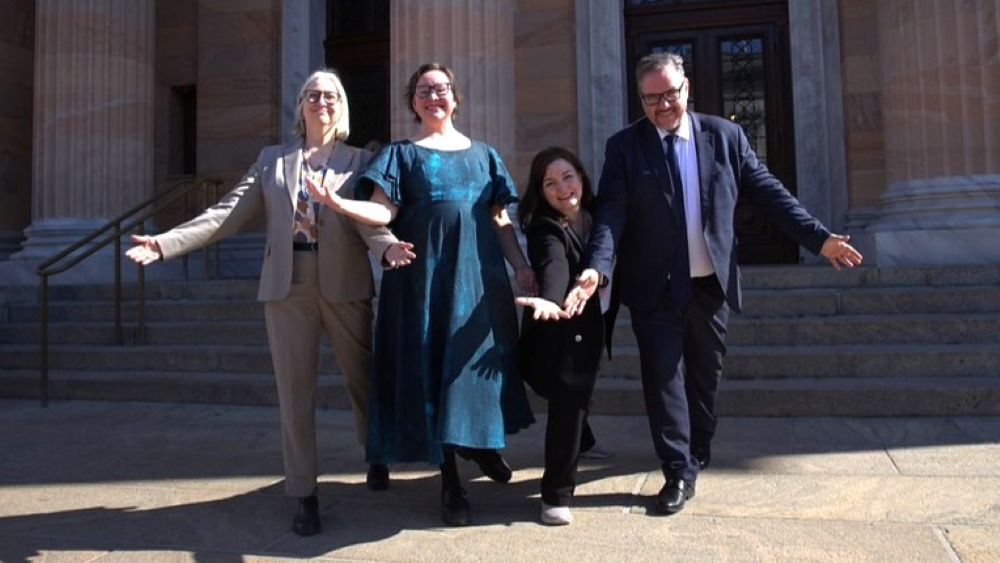 Kuvassa Minna Karvonen, Rosa Meriläinen, Johanna Vuolasto ja Juha Rintamäki Säätytalon edessä.