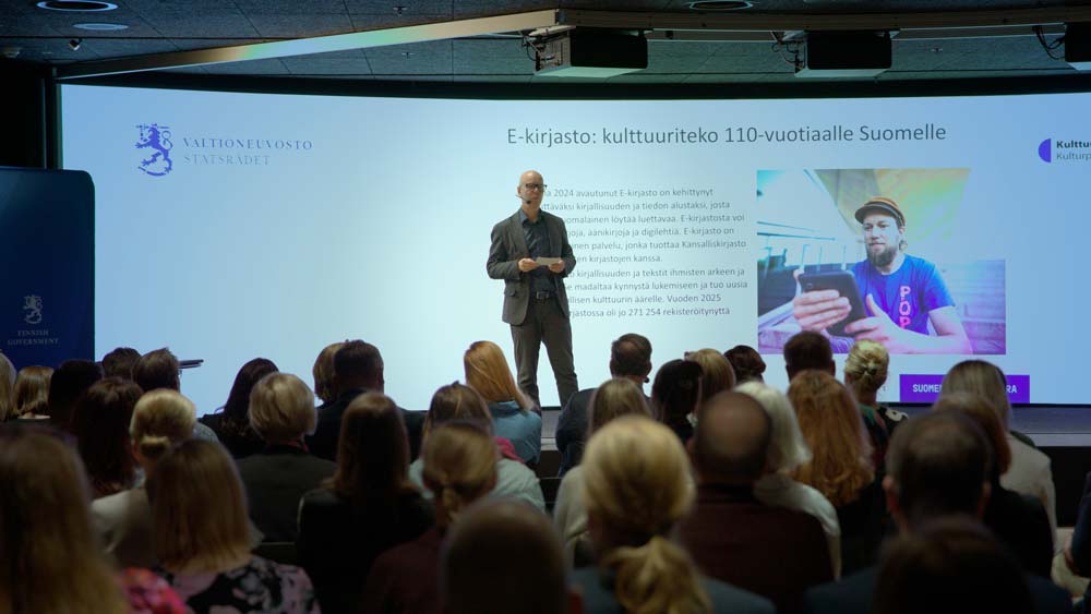 Esiintyjä yleisön edessä lavalla.