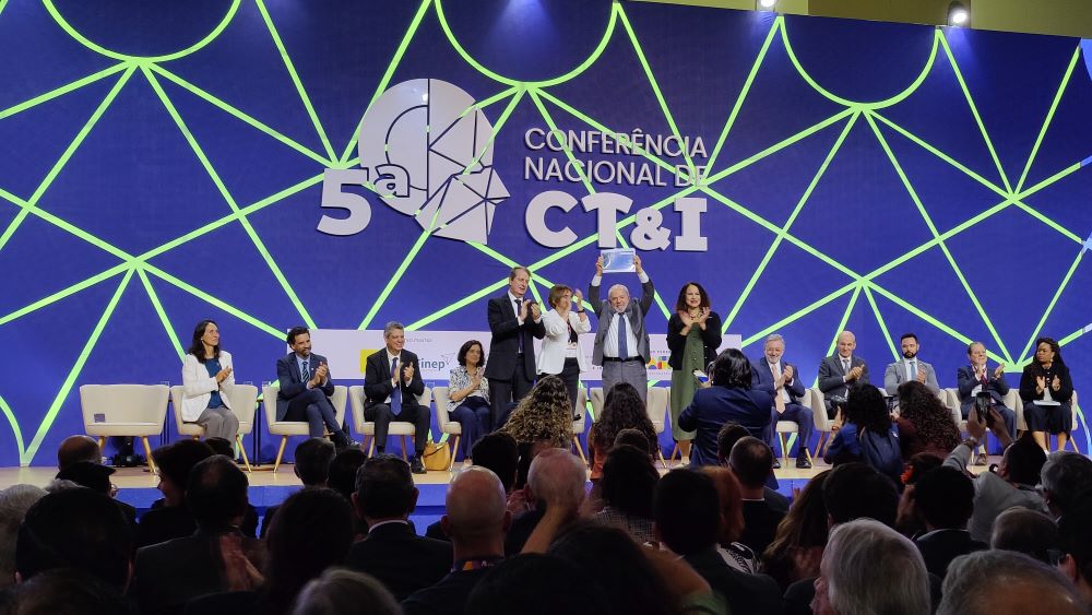 Brasilian kansallinen tekoälysuunnitelma luovutettiin presidentti Luiz Inácio Lula da Silvalle kansallisessa TTI-konferenssissa Brasíliassa heinäkuun lopussa 2024. Kuva: Johanna Kivimäki.