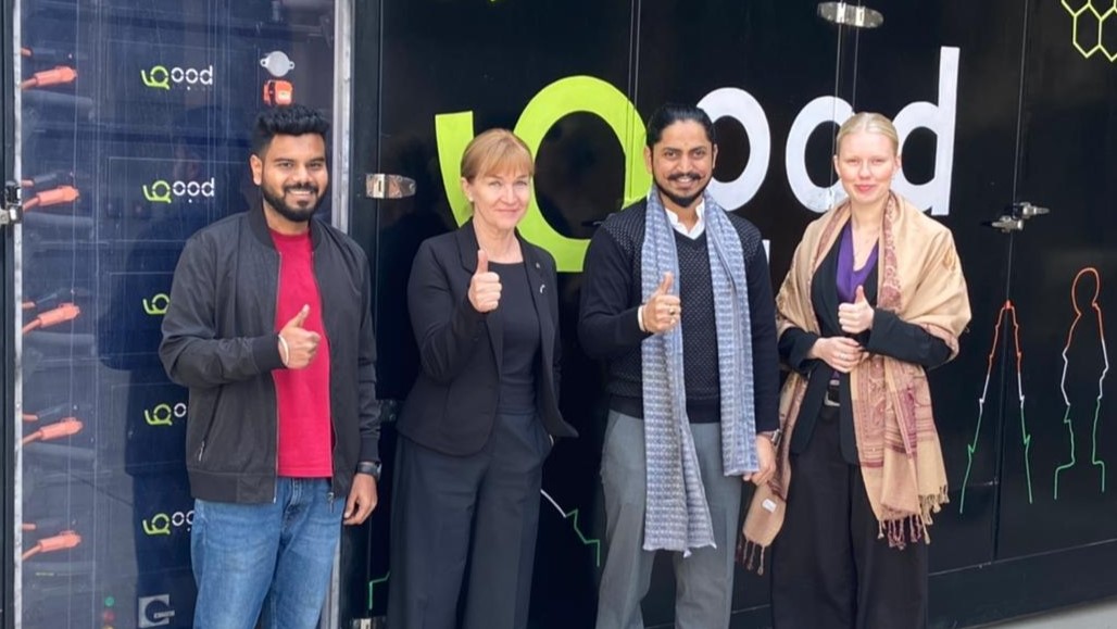 Vierailulla GoodEnough innovatiivisessa akkuteknologian kasvuyrityksessä Greater Noidassa, Delhin liepeillä. Yrityksen missiona on tuottaa älykkäitä, kotimaisia, tehokkaita, turvallisia ja kierrätettäviä ratkaisuja erityisesti uusiutuvan energian varastointiin ja sähkönsyötön optimointiin verkossa. Kuvassa olemme TFK harjoittelija Amanda Hekkalan kanssa vierailulla yrityksessä, isäntänä toimitusjohtaja ja osaomistaja Akash Kaushik. Yhteistyö suomalaisten kanssa kiinnostaa yritystä. Kuva: Liisa Toivonen.