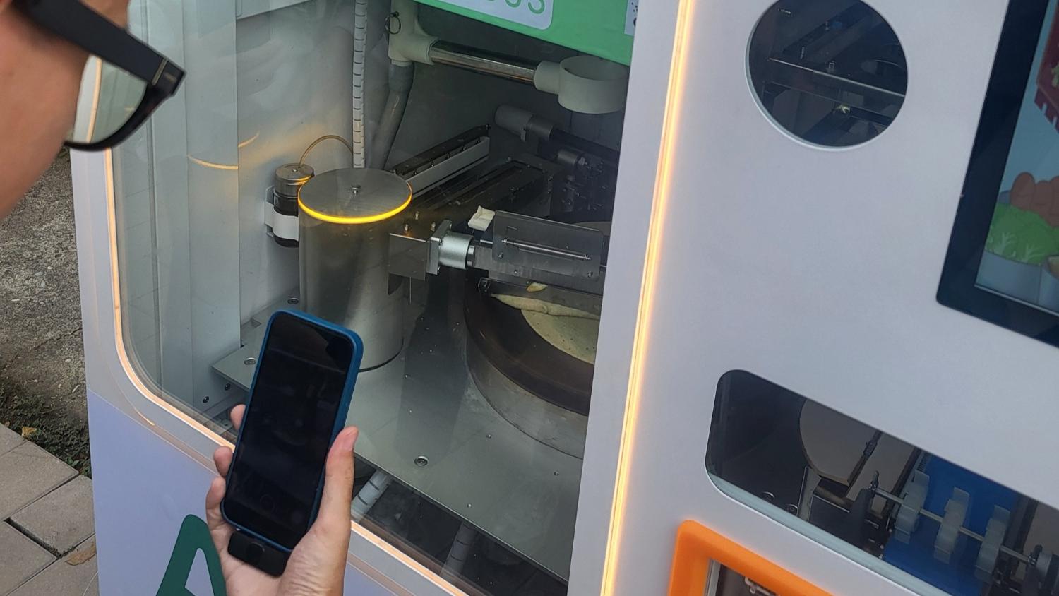 Tekoälyn ohjaama automaatti on tehnyt läpimurron suolaisten jianbing-lettujen valmistamisessa. Kuva: Olli Suominen.