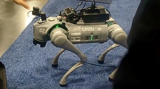 Robottikoira herätti kiinnostusta AAAS2026 konferenssin yhteydessä pidetyssä expossa helmikuussa. Paikalle osunut avustajakoira ei kuitenkaan ollut yhtä innoissaan kuin muu osallistujakaarti. Robotiikkaan liittyvät innovaatiot dominoivat erilaisia Tech-tapahtumia länsi-Yhdysvalloissa. Robotiikka ja Deep Tech ovat luonnollisesti toisiinsa kietoutuneita aloja, yhdistäen mm. fysiikkaa, tekoälyä ja insinööritieteitä käytännön elämää helpottaviin ratkaisuihin, autonomisten järjestelmien avulla. Tech-messuilla näkee mitä mielikuvituksellisimpia sovelluksia arkea helpottavista ratkaisuista, jotka yltävät työelämästä kotisohvalle asti. Kyseinen robottikoira oli suunniteltu tunnistamaan omistajansa tunteita ja reagoimaan niihin. Kuva: Sari Tojkander, helmikuu 2026.