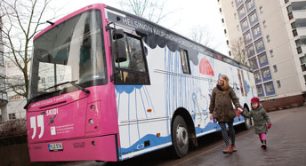 Lastenkirjastoauto Skidi. Kuva: Helsingin kaupunginkirjasto