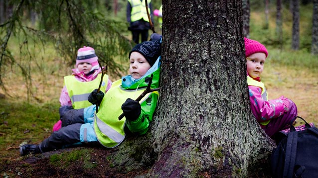 Lapsia metsäretkellä