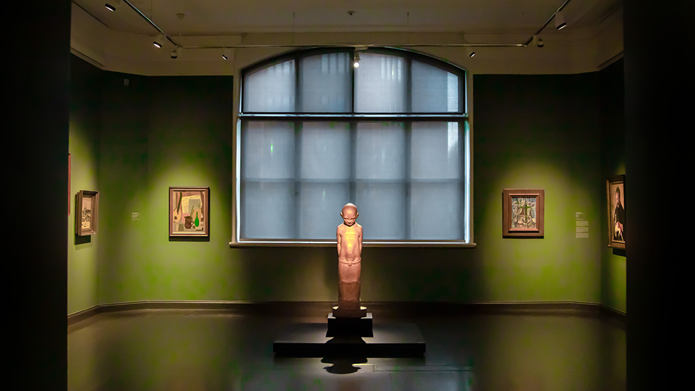 Maalauksia ja veistoksia Ateneumin taidemuseon seinällä ja etualalla tyhjät penkit.