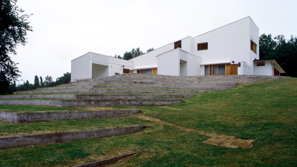 Alvar Aallon suunnittelema valkoinen rakennus.